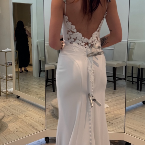 Brand New wedding dress - Picture 3 of 4